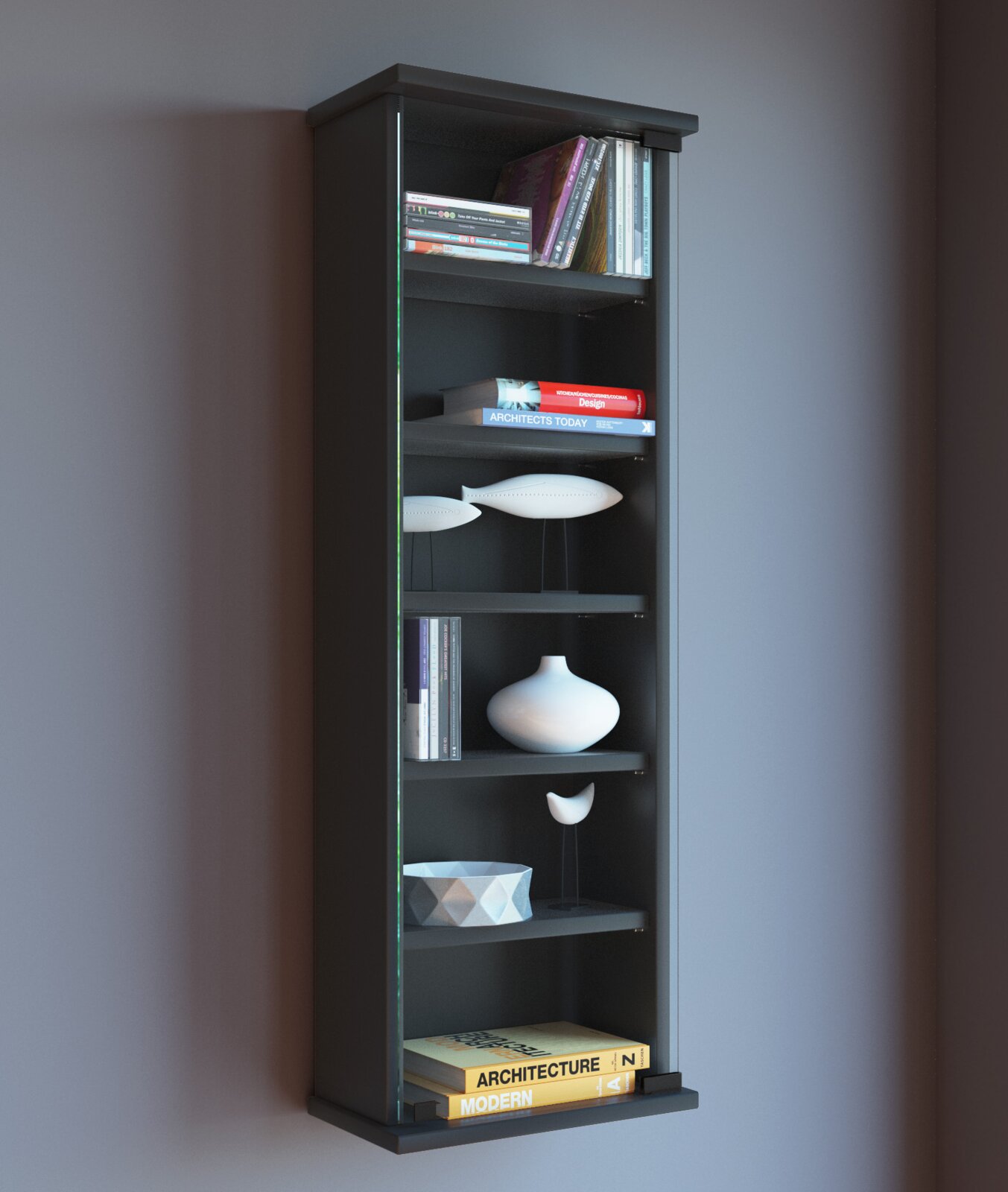 Schlanke schwarze Glasvitrine mit mehreren Einlegeböden, seitlicher Glastür und dekorativ arrangierten Büchern sowie weißen Vasen, in leichter Schrägansicht von vorn.