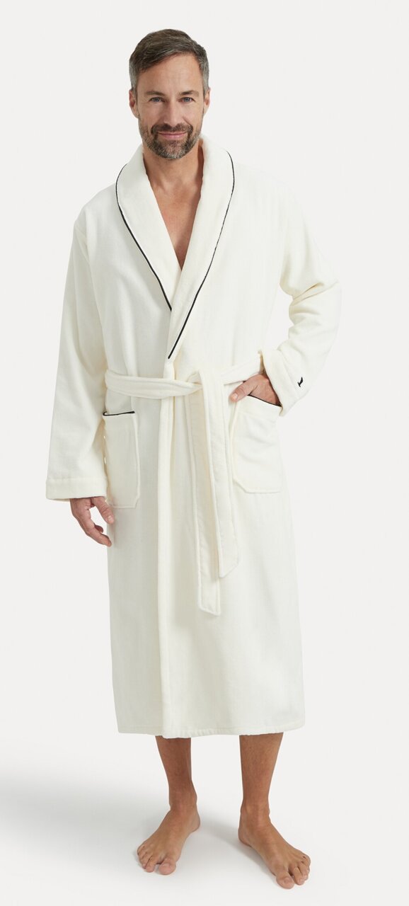 Mann in einem weißen Bademantel mit Schalkragen, Vorderansicht