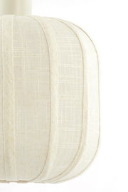 Nahaufnahme einer Hängeleuchte mit beigem Stoffbezug und strukturierter Oberfläche, seitliche Perspektive