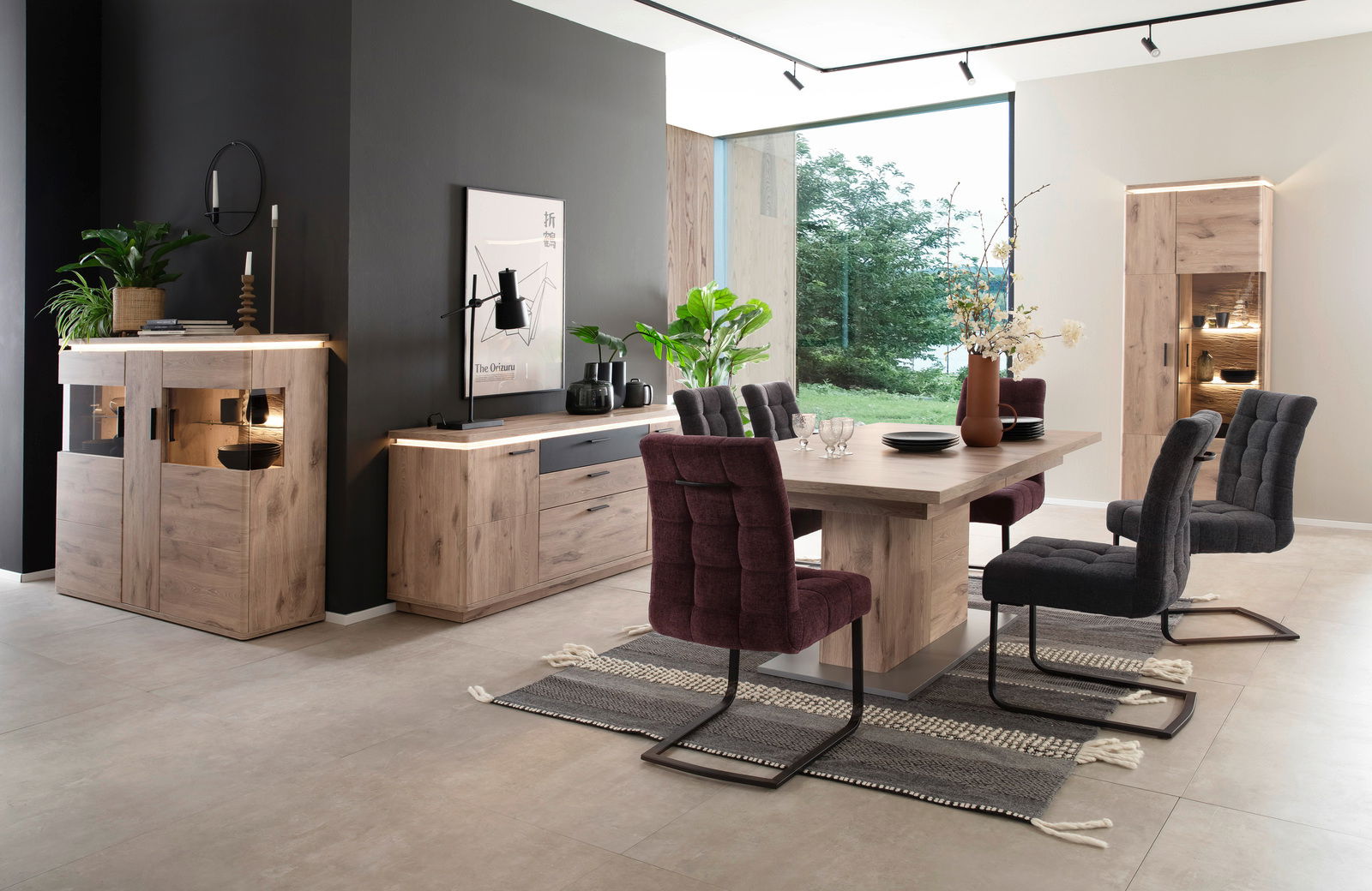 Modernes Highboard aus Holz in einem stilvoll eingerichteten Esszimmer, seitliche Perspektive.