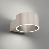 Moderne Wandleuchte PURE Clipse aus gebürstetem Metall, seitliche Perspektive, mit leuchtendem Ring.