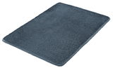 Dunkelblauer rechteckiger Badteppich aus weichem Material, schräg von oben fotografiert.