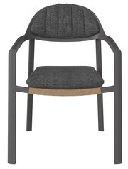 Moderner Loungestuhl mit grauem Stoffbezug und stabilen Armlehnen, Frontalansicht.