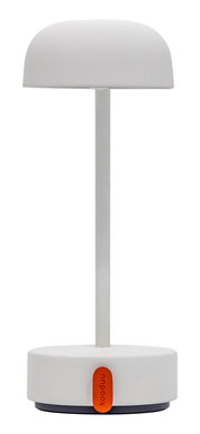 Moderne weiße Tischlampe mit zylindrischem Schirm und rotem Akzent, Frontalansicht