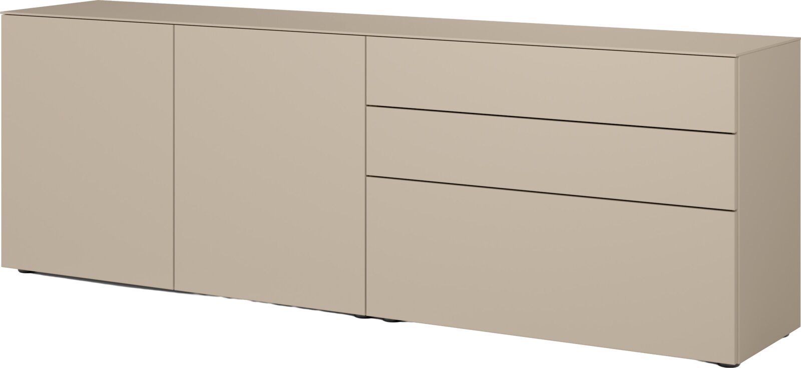 WK-Wohnen Sideboard VIVA Beiges, modernes Sideboard mit zwei Türen links und drei Schubladen rechts, glatte Fronten ohne Griffe, auf niedrigen Füßen, in schräger Frontansicht vor weißem Hintergrund.