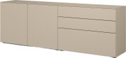 Beiges, modernes Sideboard mit zwei Türen links und drei Schubladen rechts, glatte Fronten ohne Griffe, auf niedrigen Füßen, in schräger Frontansicht vor weißem Hintergrund.