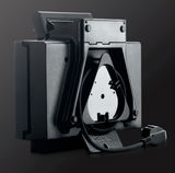 Rückansicht eines Waffeleisens mit Kabelaufwicklung, schwarzes Gehäuse, perspektivische Ansicht von der Seite.