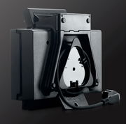 Rückansicht eines Waffeleisens mit Kabelaufwicklung, schwarzes Gehäuse, perspektivische Ansicht von der Seite.