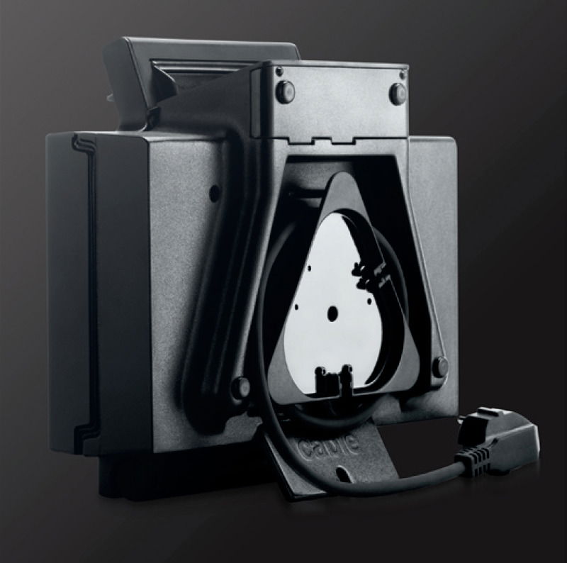 Rückansicht eines Waffeleisens mit Kabelaufwicklung, schwarzes Gehäuse, perspektivische Ansicht von der Seite.