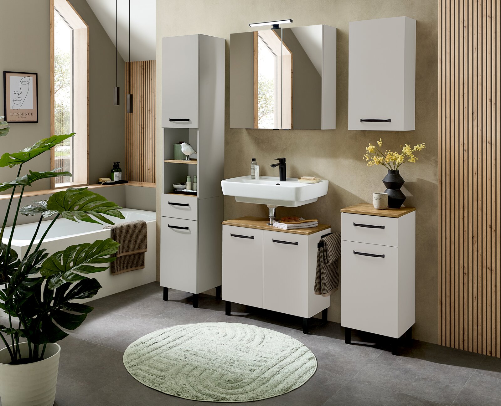 Modernes Badezimmermöbel-Set in Weiß mit Holzoptik-Ablagen, Waschbeckenunterschrank, Hochschrank, Spiegelschrank und Hängeschrank, fotografiert in schräger Frontansicht im Badezimmer.