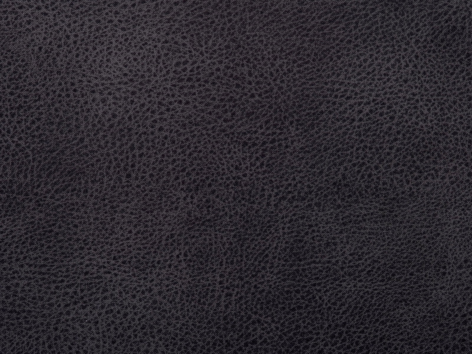 Nahaufnahme eines dunkelgrauen, strukturierten Stoffes, möglicherweise Lederoptik, von oben betrachtet.