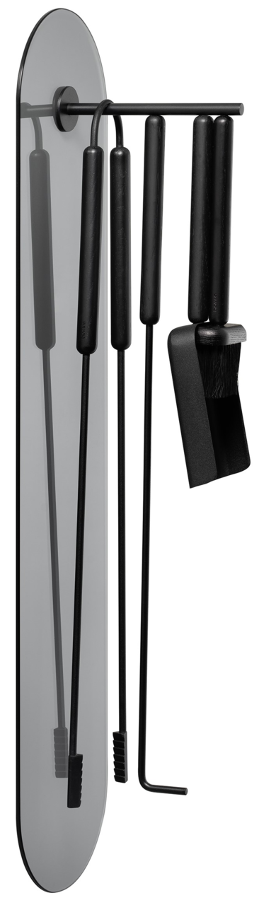 Kaminbesteck 5-teilig Ashi, bestehend aus schwarzem Wandhalter mit Haken, Schaufel, Besen, Zange und Schürhaken, seitliche Perspektive