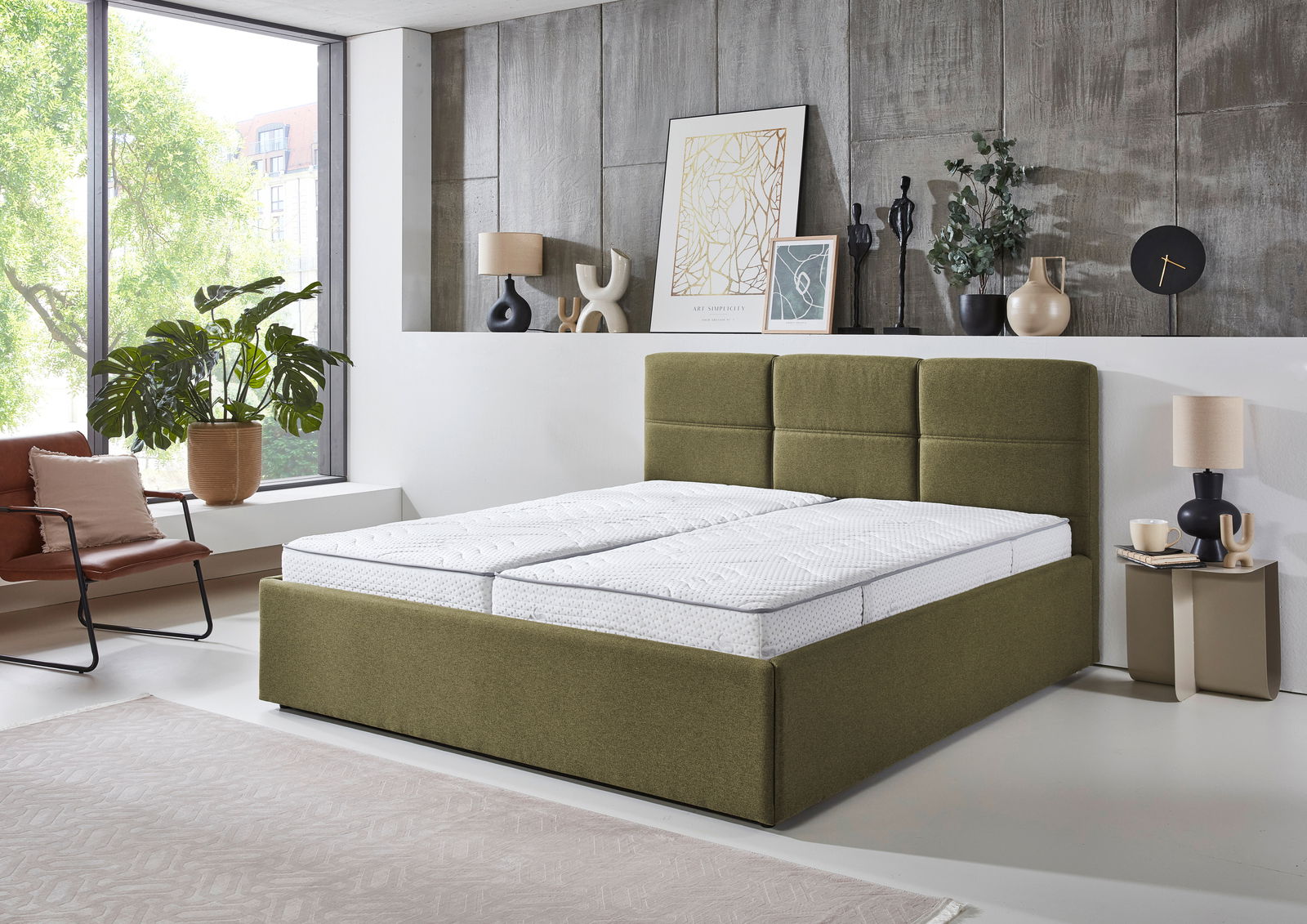 Modernes Polsterbett 180x200 cm in Olivgrün, seitliche Perspektive, in stilvollem Schlafzimmer mit Dekorationen.