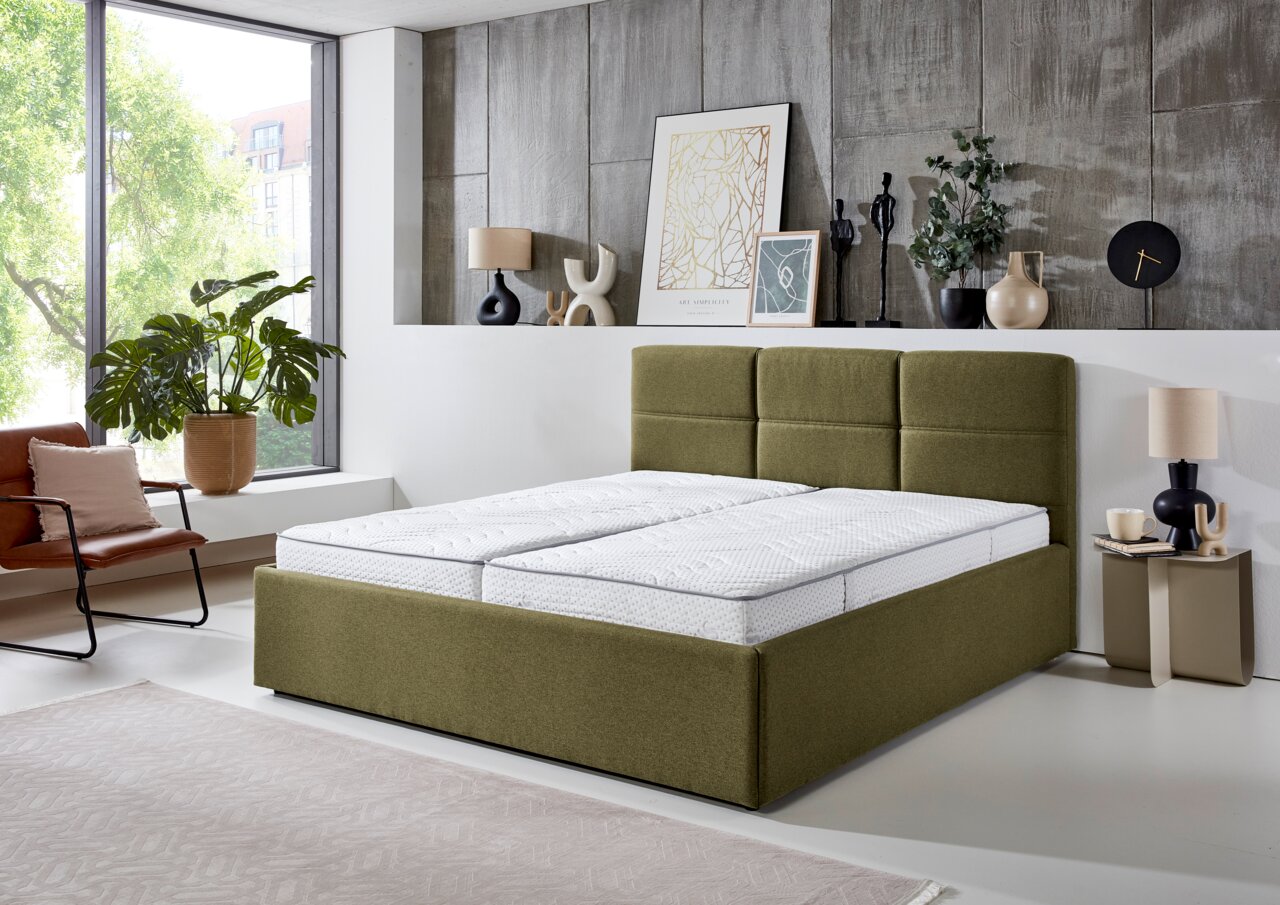 Modernes Polsterbett 180x200 cm in Olivgrün, seitliche Perspektive, in stilvollem Schlafzimmer mit Dekorationen.