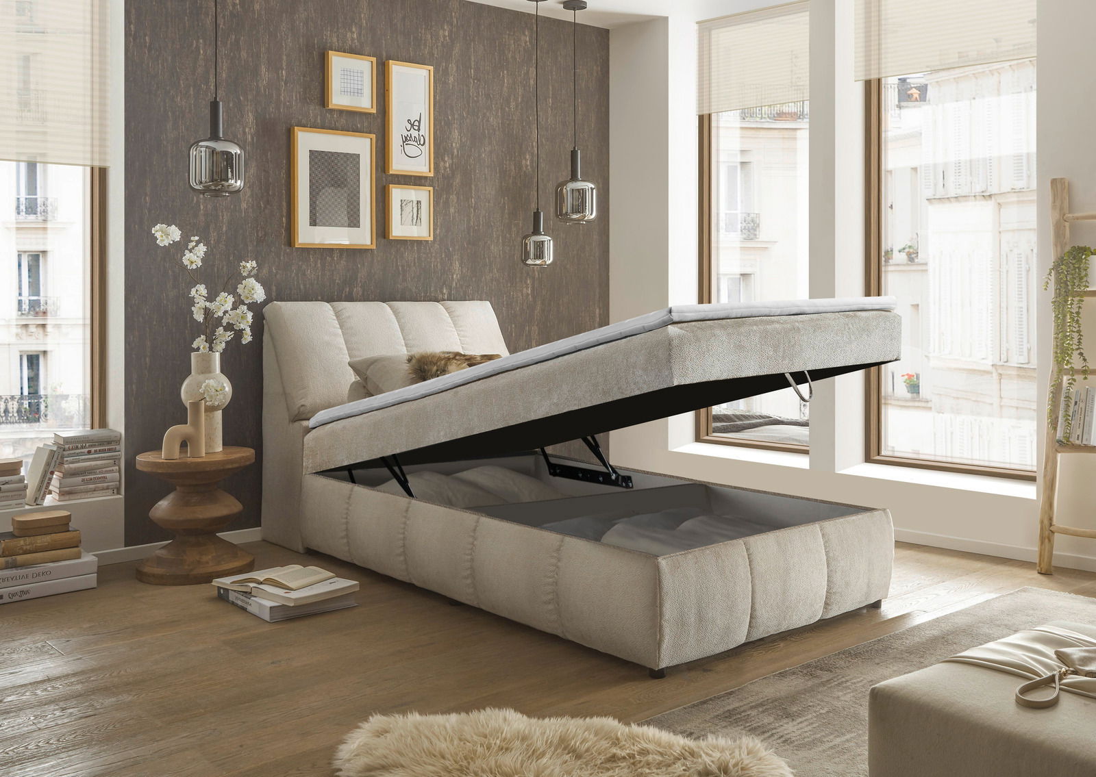 Boxspringbett mit hochgeklappter Matratze, seitliche Perspektive, modernes Schlafzimmerdesign mit großen Fenstern und stilvollen Dekorationen.