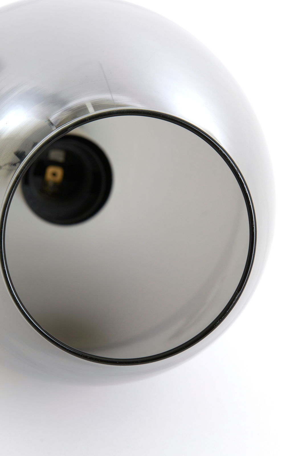 Nahaufnahme einer modernen Hängeleuchte mit metallischem Finish, von unten betrachtet.