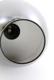 Nahaufnahme einer modernen Hängeleuchte mit metallischem Finish, von unten betrachtet.