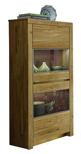 Holzvitrine mit Glaseinsätzen, gefüllt mit Geschirr und Dekoration, seitliche Perspektive