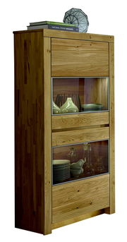 Holzvitrine mit Glaseinsätzen, gefüllt mit Geschirr und Dekoration, seitliche Perspektive