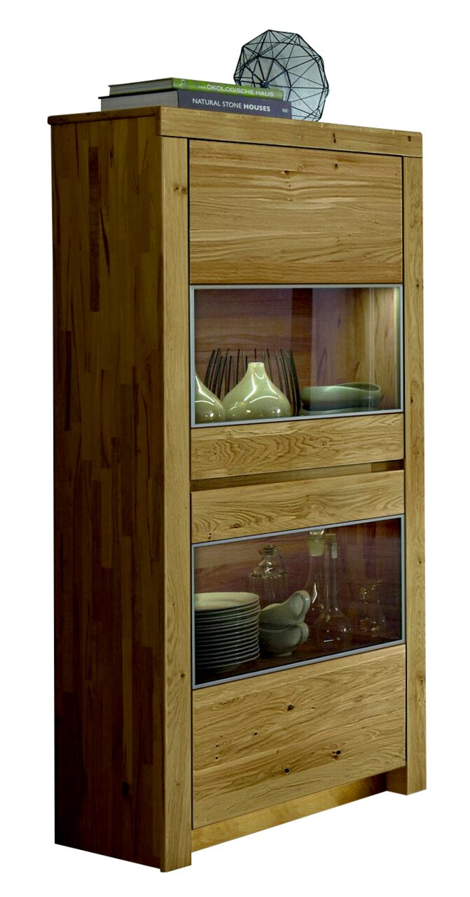 Holzvitrine mit Glaseinsätzen, gefüllt mit Geschirr und Dekoration, seitliche Perspektive