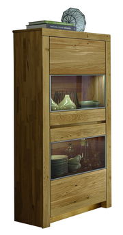 Holzvitrine mit Glaseinsätzen, gefüllt mit Geschirr und Dekoration, seitliche Perspektive