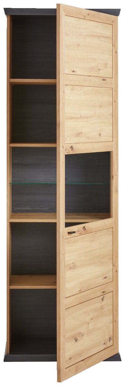 Houten vitrinekast met geopende deur, zijaanzicht, met zicht op de planken binnenin en de glazen legplank.