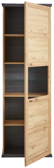 Houten vitrinekast met geopende deur, zijaanzicht, met zicht op de planken binnenin en de glazen legplank.