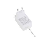 Netzteil für LED-Schreibtischleuchte, weiße Farbe, europäischer Stecker, von oben fotografiert