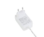 Netzteil für LED-Schreibtischleuchte, weiße Farbe, europäischer Stecker, von oben fotografiert