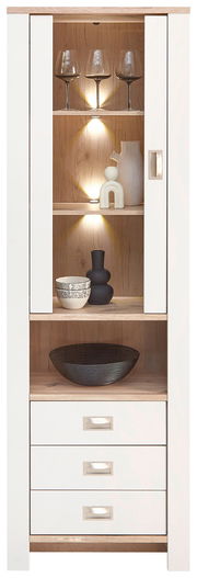 Moderne Vitrine mit weißem Rahmen und Holzelementen, gefüllt mit dekorativen Objekten, aus frontaler Perspektive.