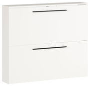 Weißer Schuhschrank mit zwei Klappen und schwarzen Griffen, seitliche Perspektive