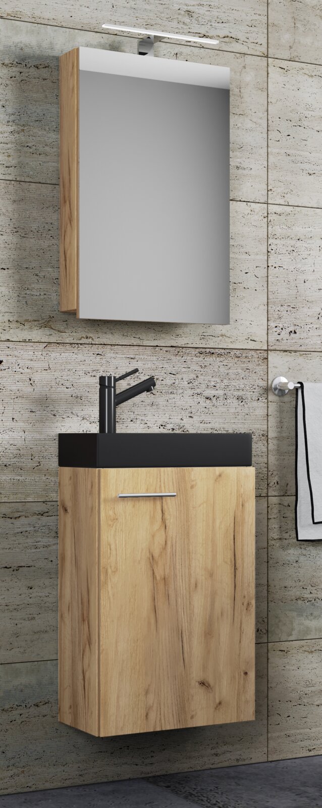 Wandmontiertes Badmöbel-Set mit Holz-Waschtischunterschrank, schwarzem Aufsatzwaschbecken, schwarzer Armatur und Spiegel mit LED-Aufsatzleuchte, perspektivisch leicht von vorne links aufgenommen