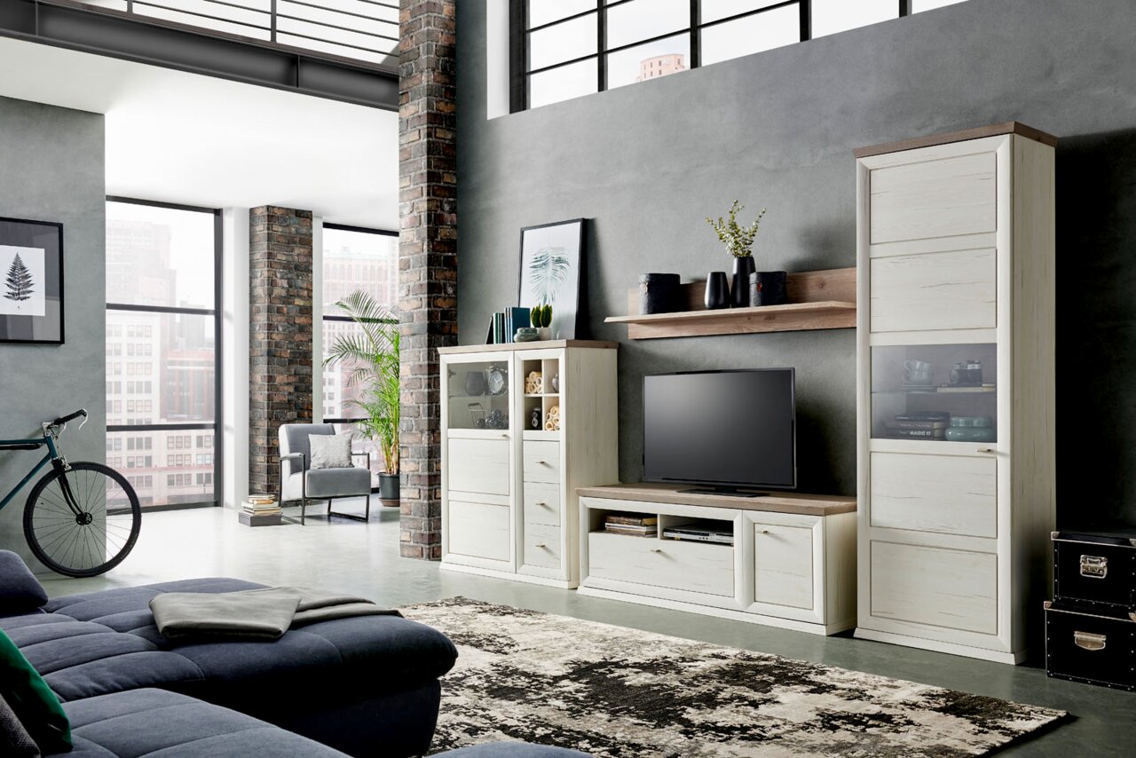 Moderne wandmeubel in lichte houtlook met tv-kast, vitrinekast en plank, zijaanzicht
