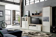 Moderne wandmeubel in lichte houtlook met tv-kast, vitrinekast en plank, zijaanzicht