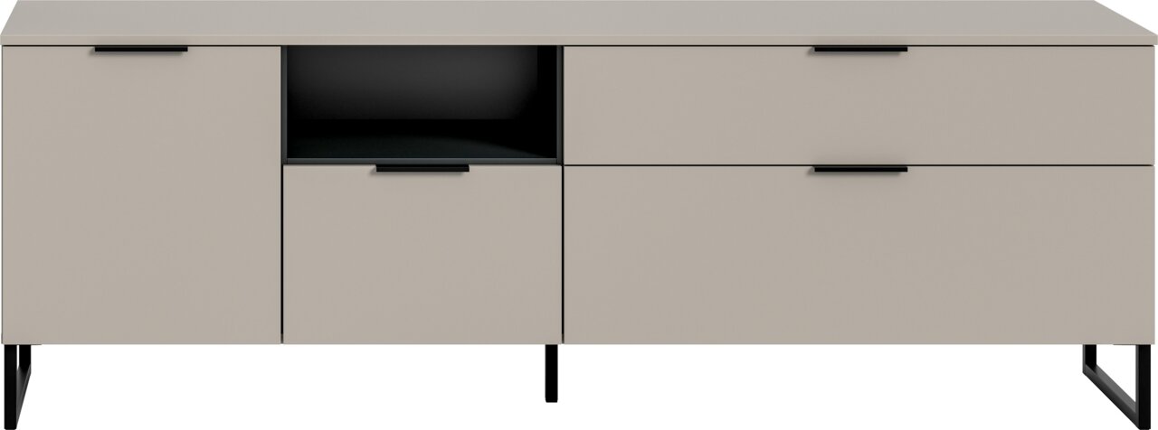 Modernes Sideboard in Hellgrau mit schwarzem Metallgestell, links eine Tür, mittig offenes Fach und darunter eine Tür, rechts zwei breite Schubladen mit schwarzen Griffleisten, Frontansicht