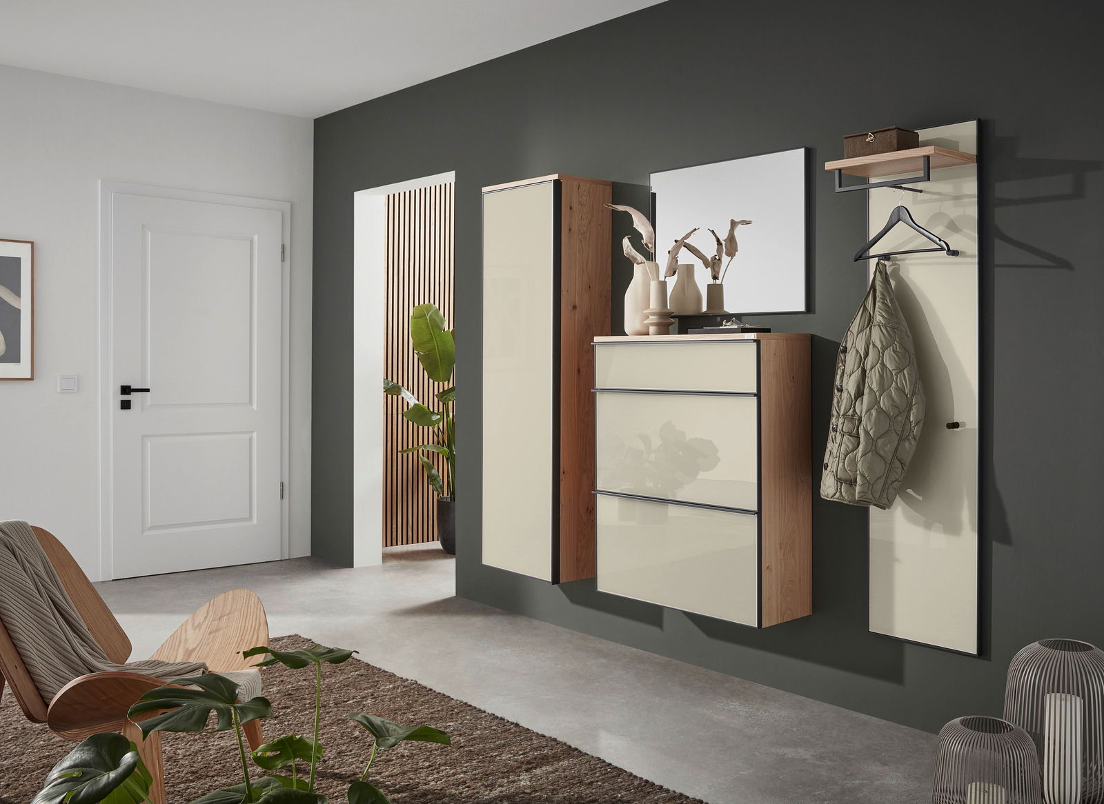 Dieter Knoll Garderoben-Set 4-tlg. ATINA Moderne Garderobeneinrichtung mit Hängeschuhschrank, Spiegel und Garderobenpaneel in einer stilvollen, minimalistischen Perspektive.