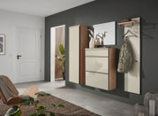 Moderne Garderobeneinrichtung mit Hängeschuhschrank, Spiegel und Garderobenpaneel in einer stilvollen, minimalistischen Perspektive.