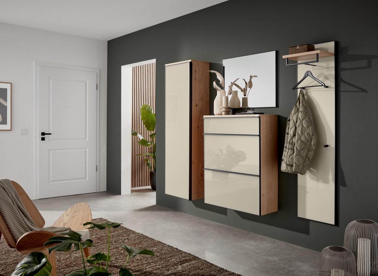 Dieter Knoll Garderobenpaneel ATINA Moderne Garderobeneinrichtung mit Hängeschuhschrank, Spiegel und Garderobenpaneel in einer stilvollen, minimalistischen Perspektive.