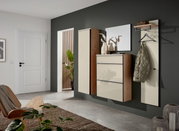 Moderne garderobe-inrichting met hangende schoenenkast, spiegel en garderobepaneel in een stijlvolle, minimalistische stijl.