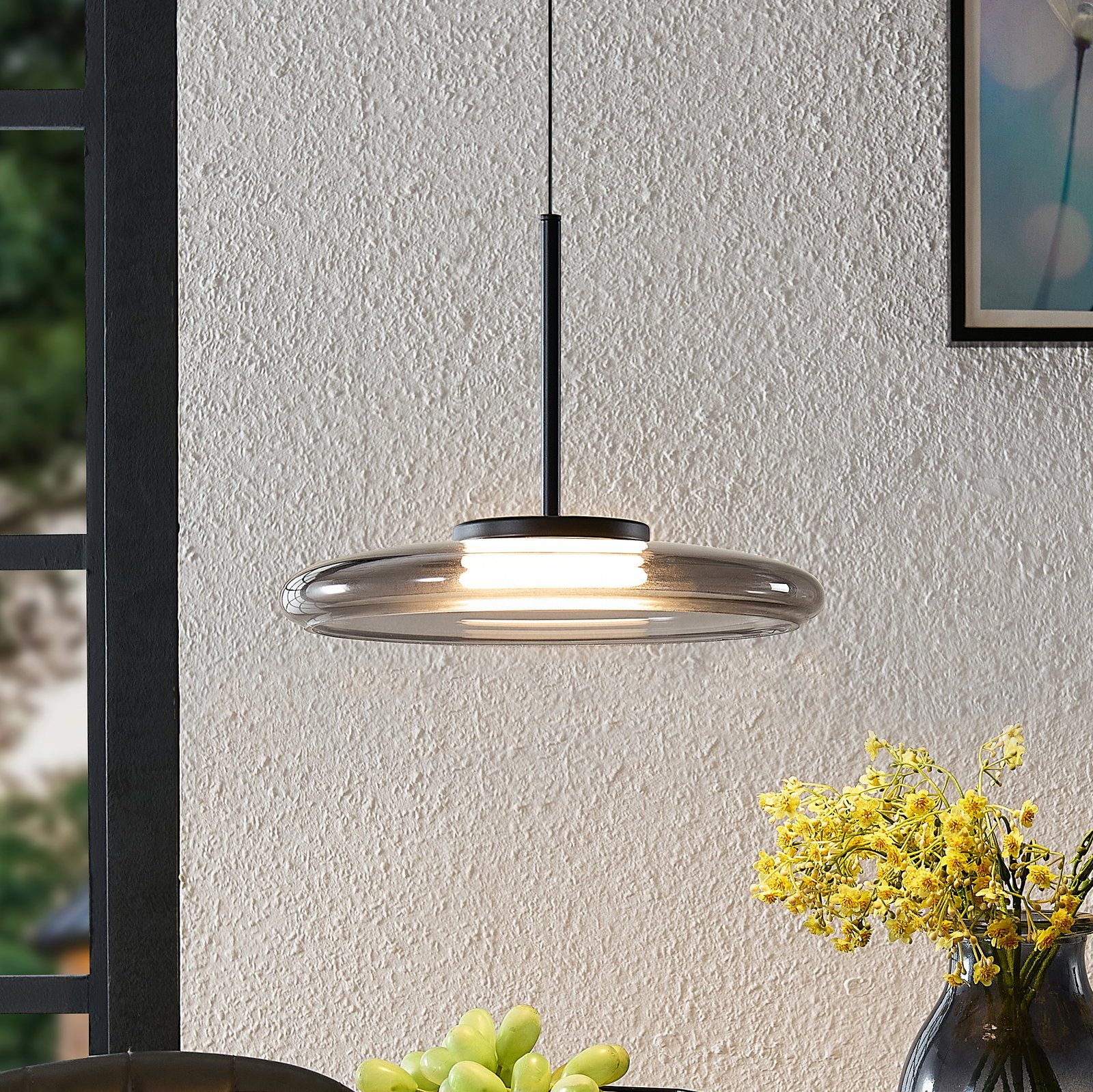 Novel LED-Hängeleuchte Moderne LED-Hängeleuchte mit rundem, transparentem Schirm, seitliche Perspektive