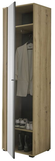 Garderobenschrank aus Holz mit geöffneter Tür, die einen Spiegel zeigt. Innen sind ein weißer Blazer, Turnschuhe und Stiefel zu sehen. Perspektive von vorne.