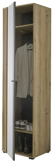 Garderobenschrank aus Holz mit geöffneter Tür, die einen Spiegel zeigt. Innen sind ein weißer Blazer, Turnschuhe und Stiefel zu sehen. Perspektive von vorne.