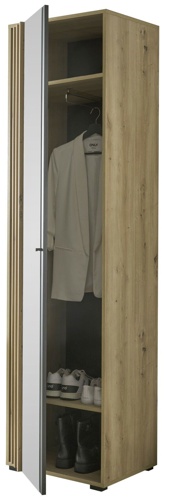 Garderobenschrank aus Holz mit geöffneter Tür, die einen Spiegel zeigt. Innen sind ein weißer Blazer, Turnschuhe und Stiefel zu sehen. Perspektive von vorne.