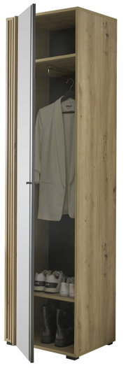 Garderobenschrank aus Holz mit geöffneter Tür, die einen Spiegel zeigt. Innen sind ein weißer Blazer, Turnschuhe und Stiefel zu sehen. Perspektive von vorne.
