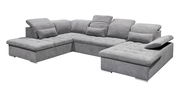 Graues Ecksofa in U-Form mit verstellbaren Kopfstützen und Kissen, Perspektive von vorne rechts