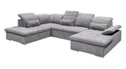 Graues Ecksofa in U-Form mit verstellbaren Kopfstützen und Kissen, Perspektive von vorne rechts