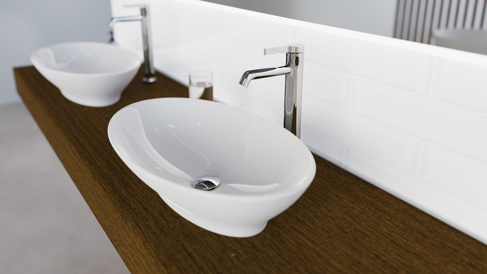 Moderne Waschtischarmatur in Chromoptik neben einem eleganten, weißen Waschbecken auf einer Holzoberfläche, seitliche Perspektive.