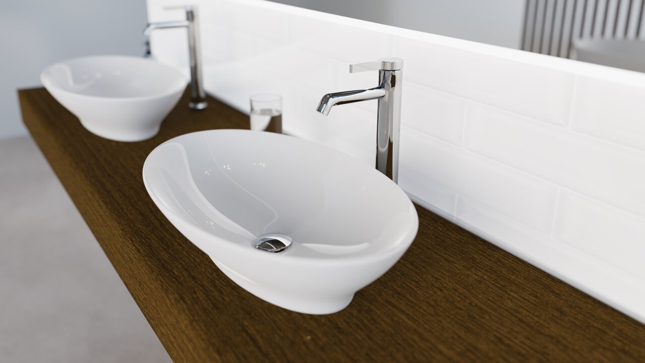 Moderne Waschtischarmatur in Chromoptik neben einem eleganten, weißen Waschbecken auf einer Holzoberfläche, seitliche Perspektive.