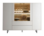 Frontale Ansicht eines modernen Highboards mit weißen Türen und beleuchtetem Innenraum, der Gläser und Geschirr zeigt.