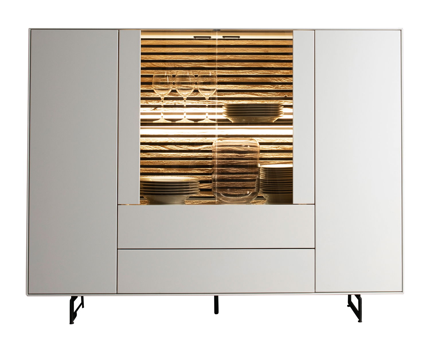 Frontale Ansicht eines modernen Highboards mit weißen Türen und beleuchtetem Innenraum, der Gläser und Geschirr zeigt.